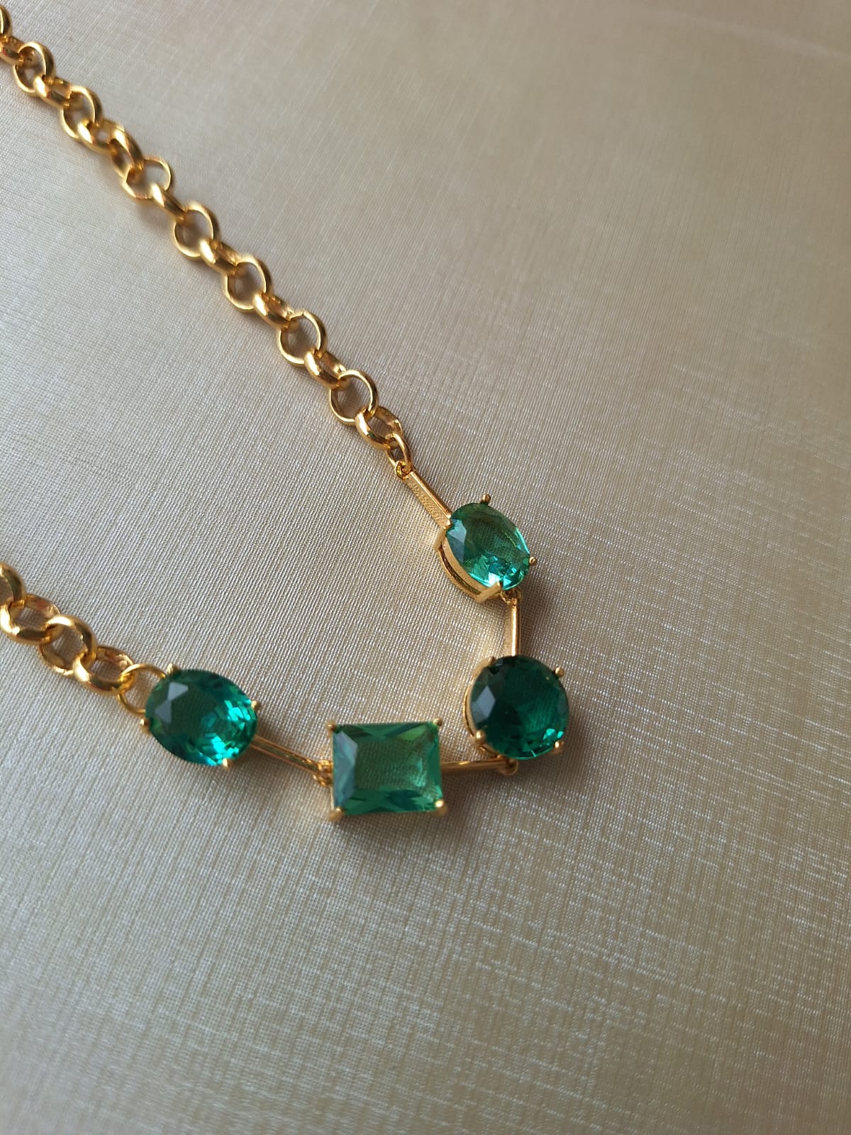 Colar de turmalina colorida, banhado a ouro 18k e com verniz antialérgico ✨.