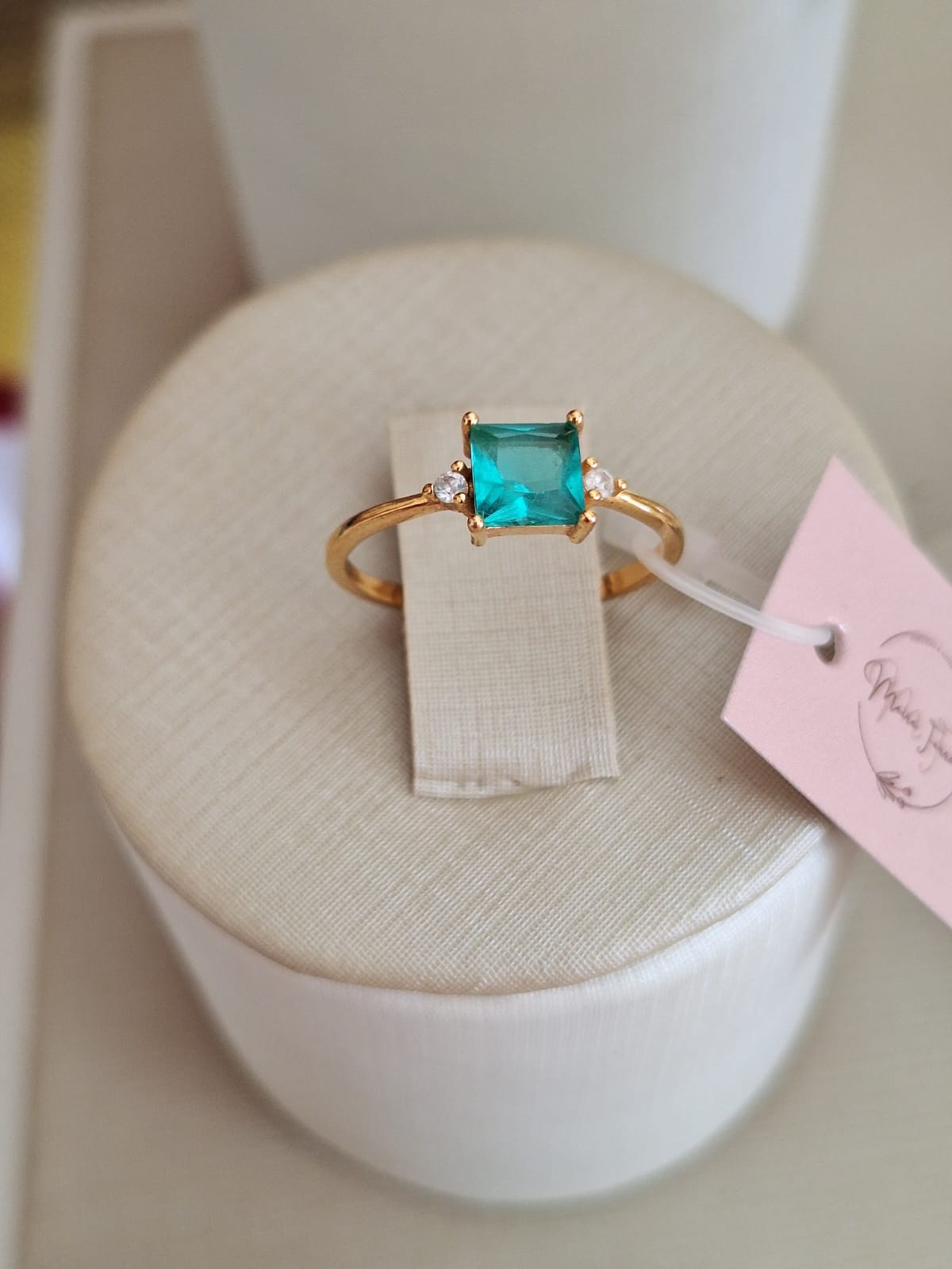 Anel de safira quadriculada, banhado a ouro 18k e com verniz antialérgico 💙✨.