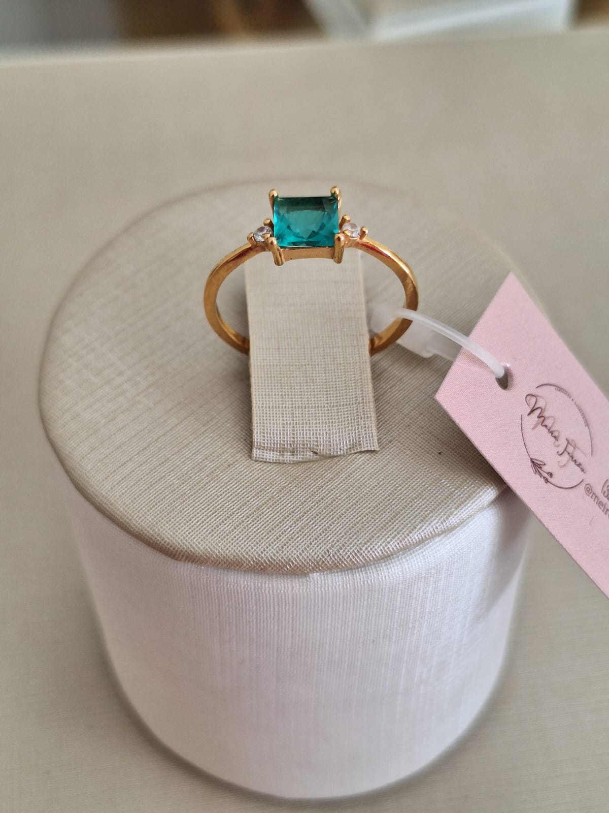 Anel de safira quadriculada, banhado a ouro 18k e com verniz antialérgico 💙✨.