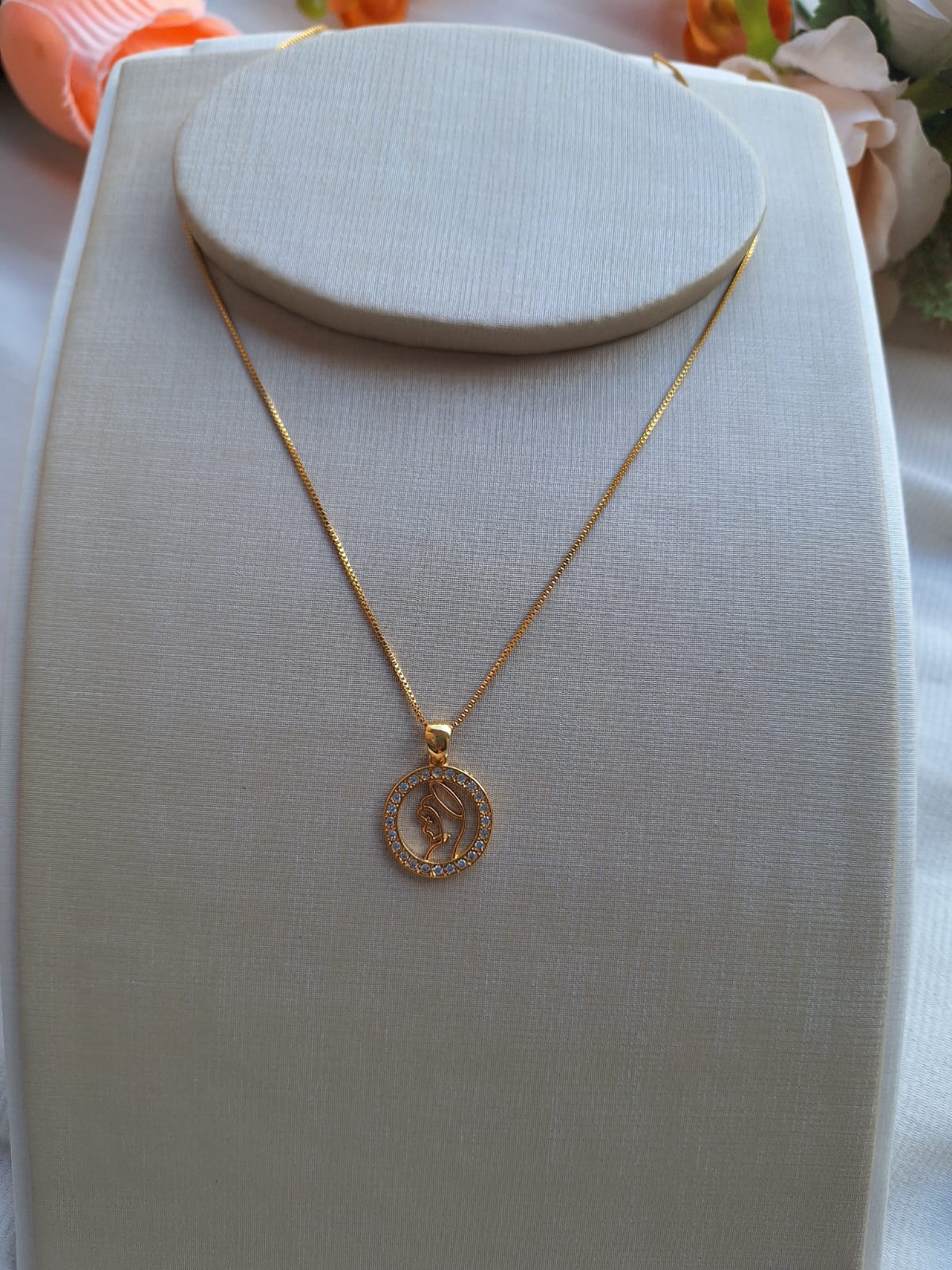 Colar Nossa Senhora, banhado a ouro 18k e com verniz antialérgico 🌟✨.
