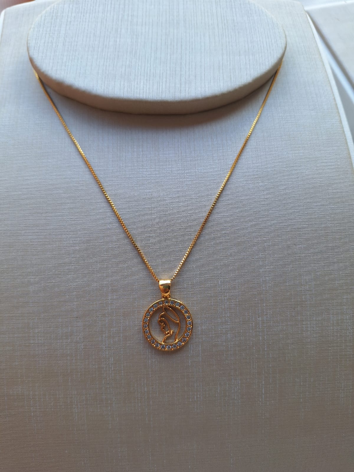 Colar Nossa Senhora, banhado a ouro 18k e com verniz antialérgico 🌟✨.