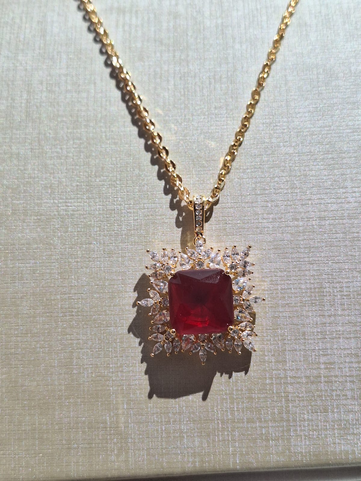 Colar de rubi quadrado com navetes de cristais, banhado a ouro 18k e com verniz antialérgico ✨.