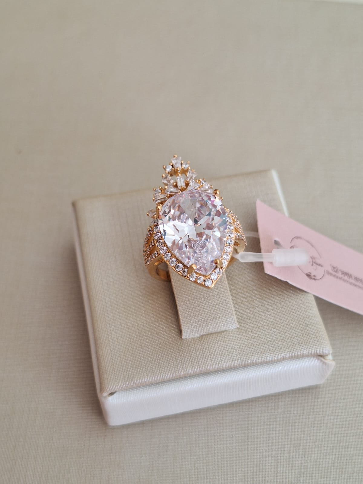 Anel tríplice coroa, cravejado em zircônia, banhado a ouro 18k e com verniz antialérgico 👑✨.