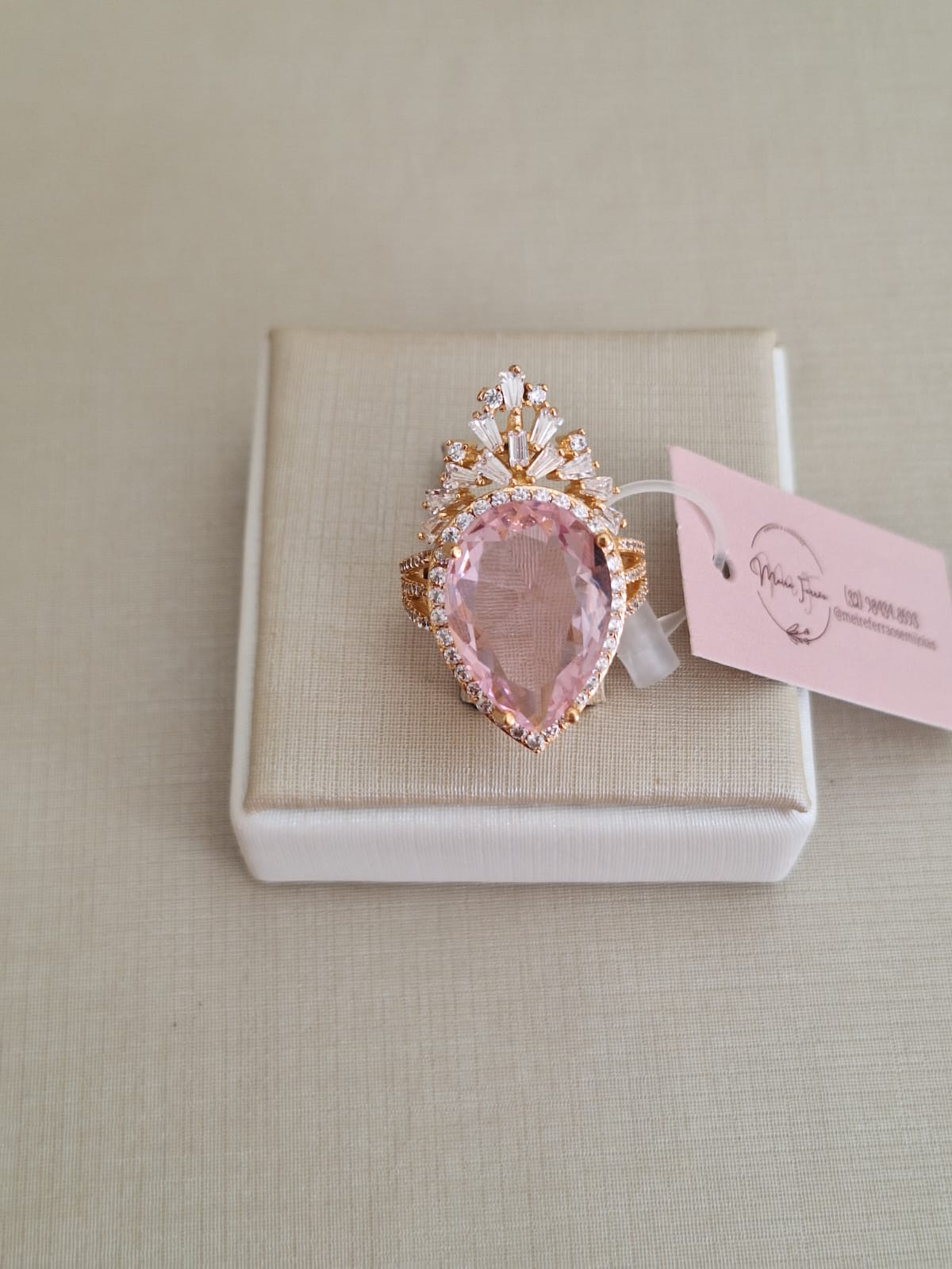 Anel tríplice coroa, cravejado em zircônia, banhado a ouro 18k e com verniz antialérgico 👑✨.