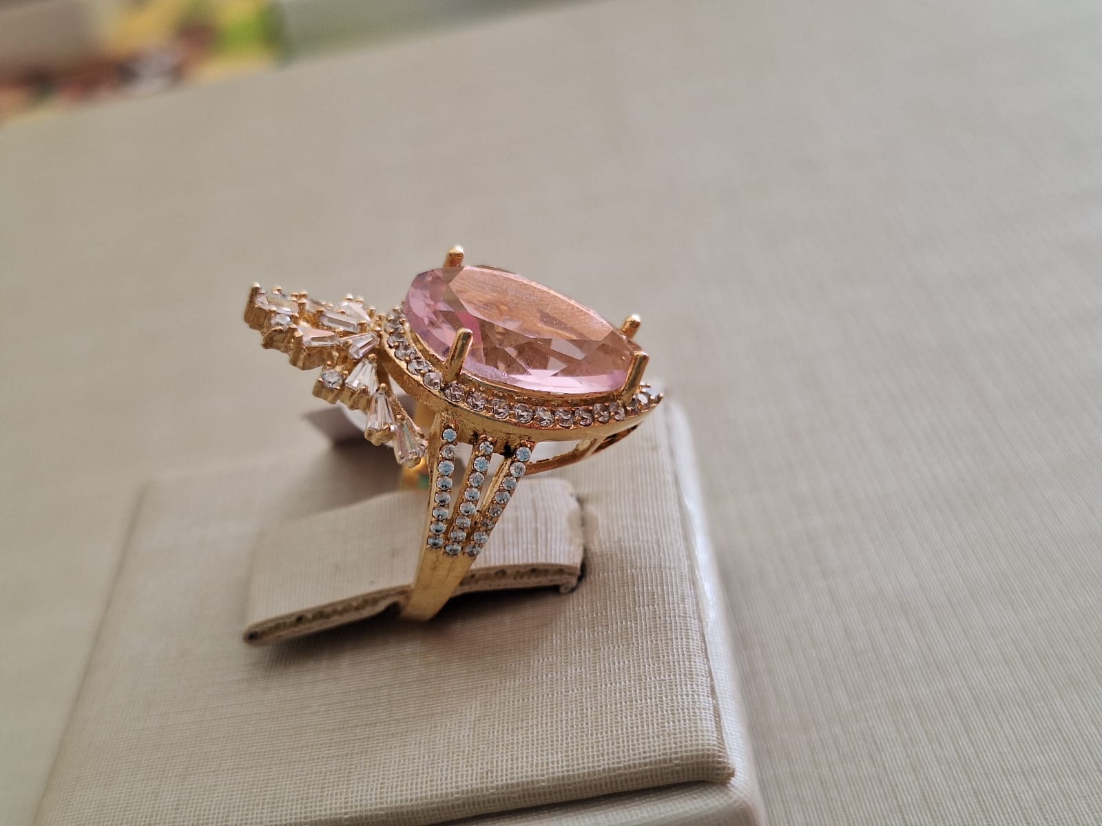 Anel tríplice coroa, cravejado em zircônia, banhado a ouro 18k e com verniz antialérgico 👑✨.