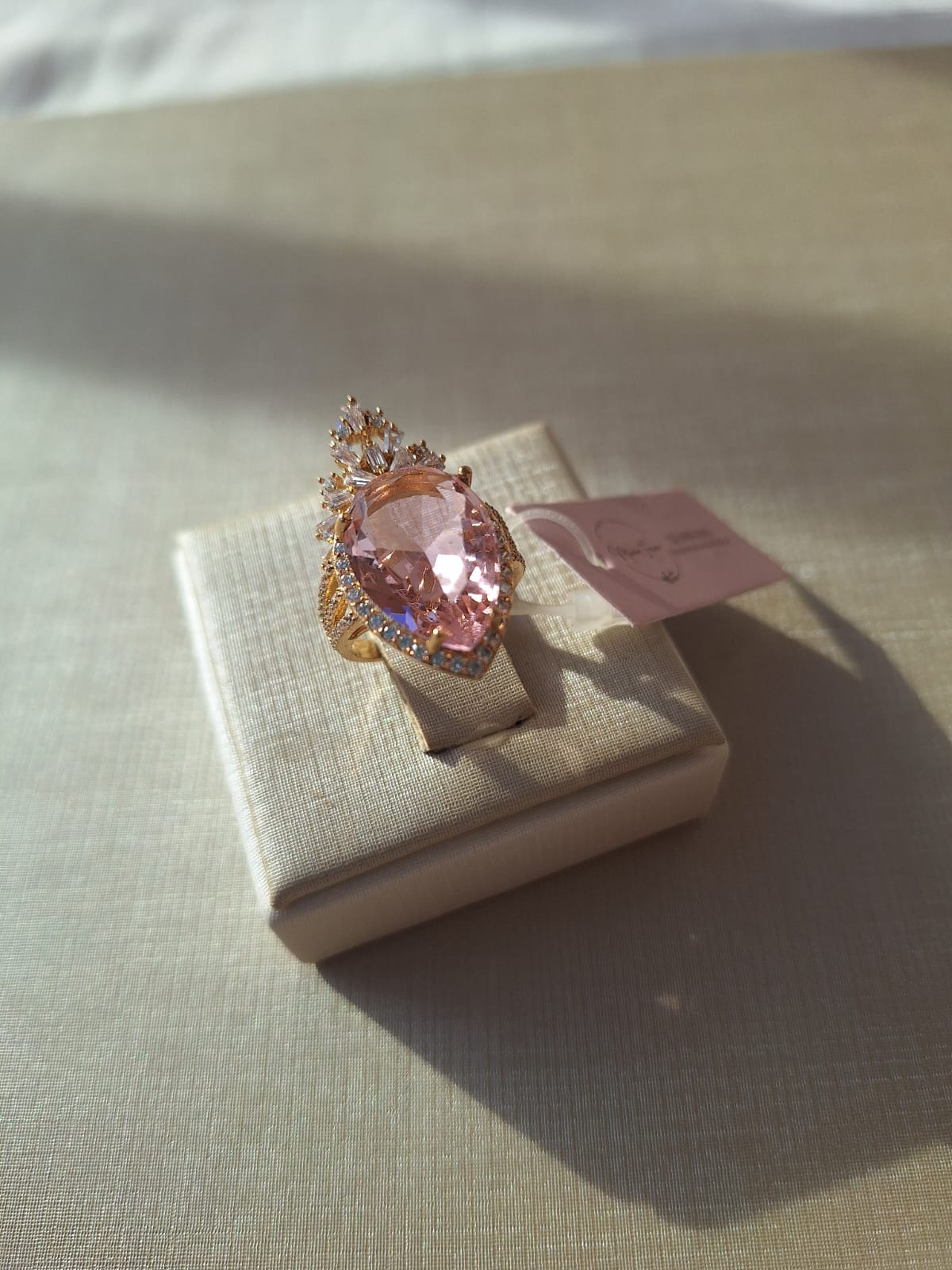 Anel tríplice coroa, cravejado em zircônia, banhado a ouro 18k e com verniz antialérgico 👑✨.