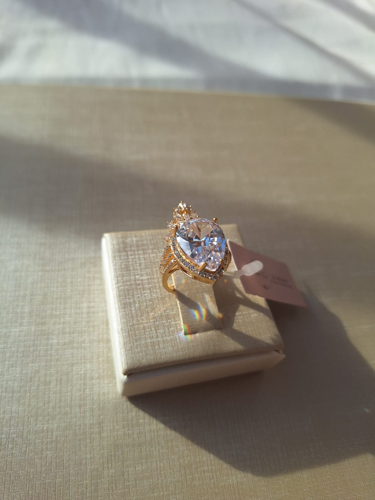 Anel tríplice coroa, cravejado em zircônia, banhado a ouro 18k e com verniz antialérgico 👑✨.