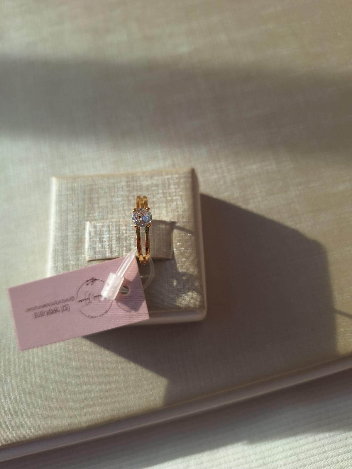 Anel de zircônia grande, banhado a ouro 18k e com verniz antialérgico 💎✨.  (Esse como vocês viram, tem 2 modelos de anéis, podem colocar como variação)