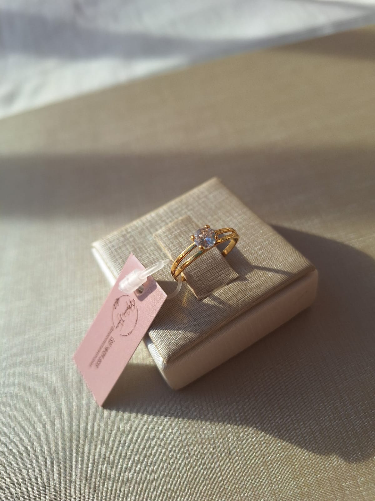 Anel de zircônia grande, banhado a ouro 18k e com verniz antialérgico 💎✨.  (Esse como vocês viram, tem 2 modelos de anéis, podem colocar como variação)