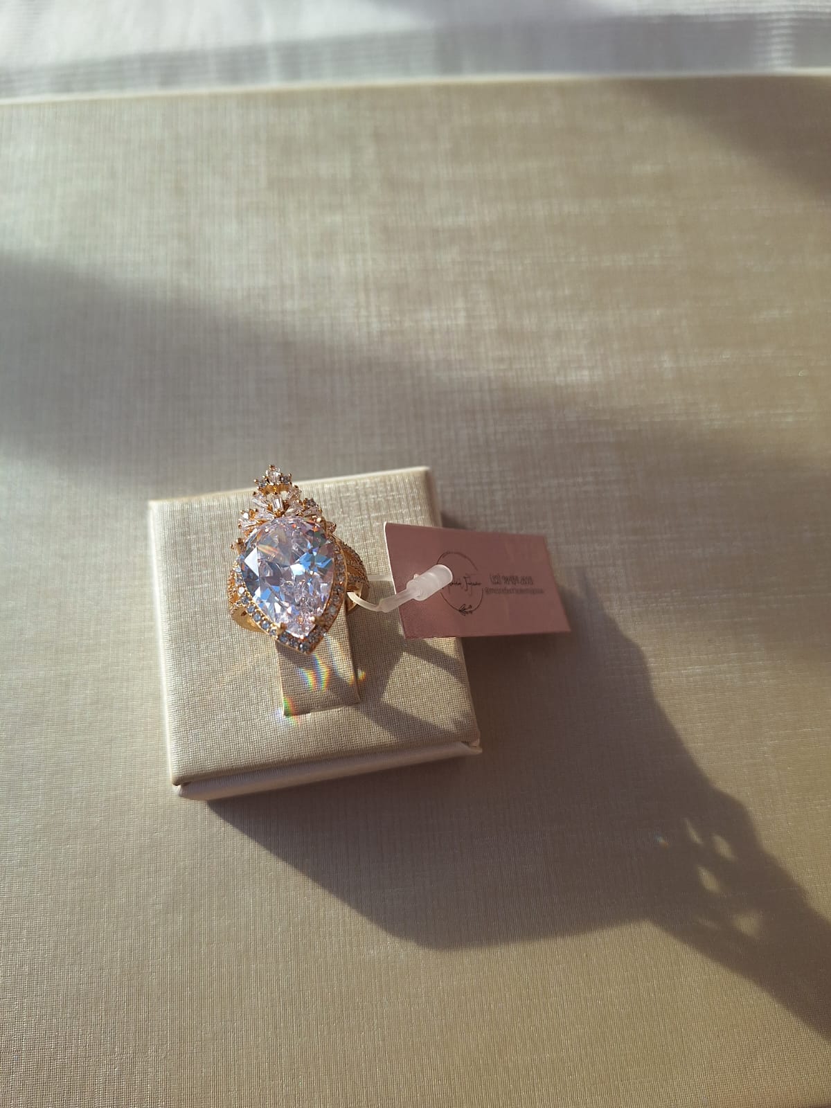 Anel tríplice coroa, cravejado em zircônia, banhado a ouro 18k e com verniz antialérgico 👑✨.