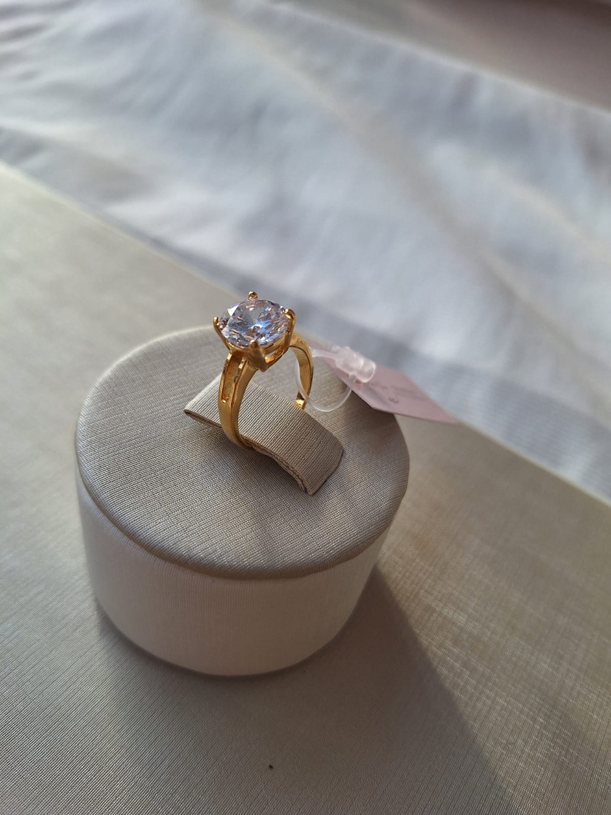 Anel de zircônia grande, banhado a ouro 18k e com verniz antialérgico 💎✨.  (Esse como vocês viram, tem 2 modelos de anéis, podem colocar como variação)