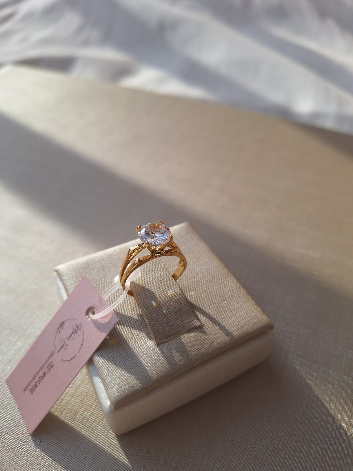 Anel de zircônia grande, banhado a ouro 18k e com verniz antialérgico 💎✨.  (Esse como vocês viram, tem 2 modelos de anéis, podem colocar como variação)