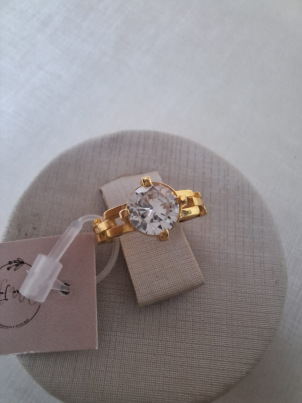 Anel solitário cravejado com zircônia, banhado a ouro 18k e com verniz antialérgico 💍✨.