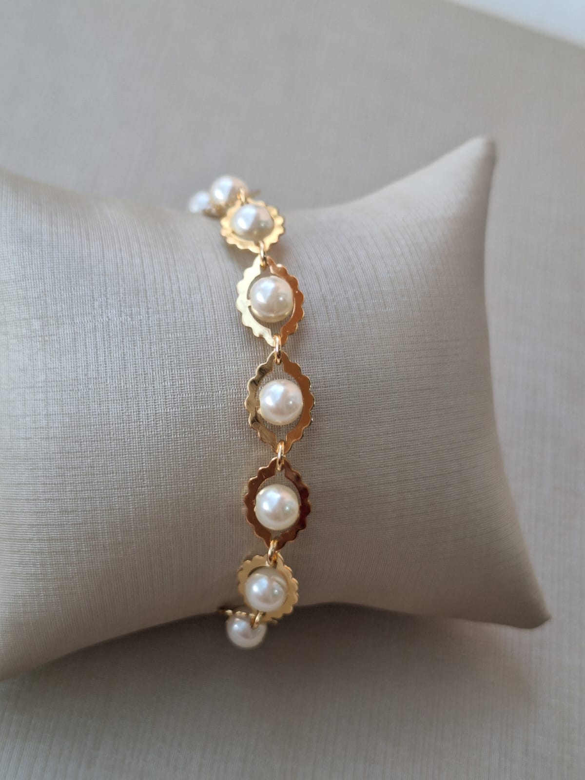 Pulseira com pérolas, banhada a ouro 18k e com verniz antialérgico ✨.