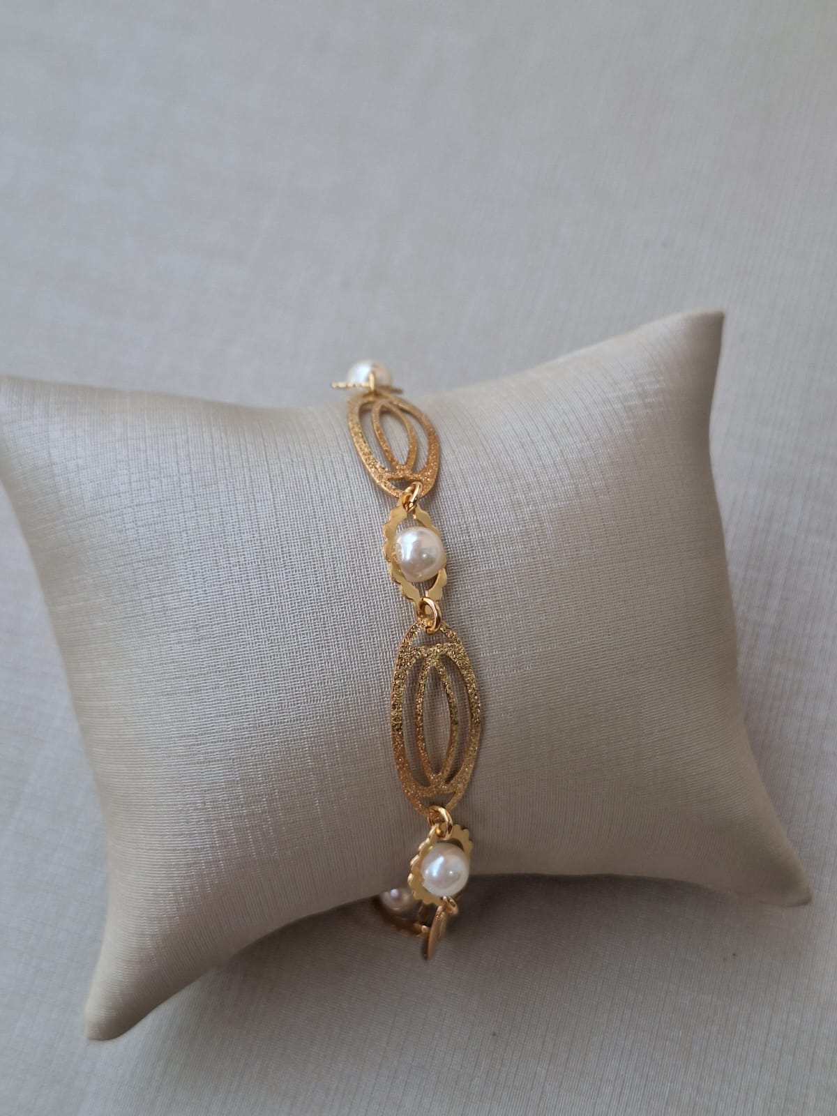 Pulseira detalhada com pérolas, banhada a ouro 18k e com verniz antialérgico 🌸✨.