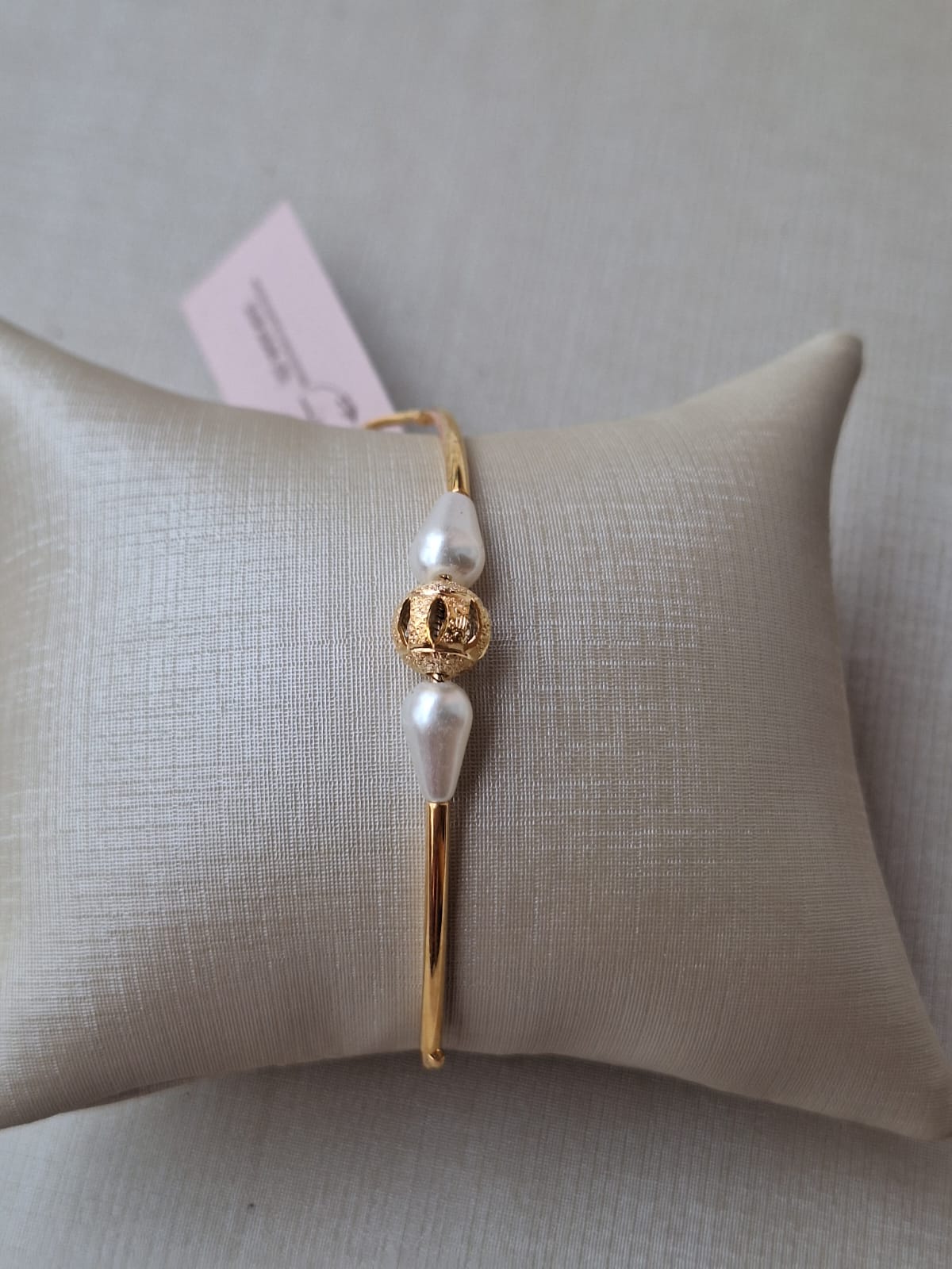 Pulseira com bolinhas e ponta de pérola, banhada a ouro 18k e com verniz antialérgico ✨.