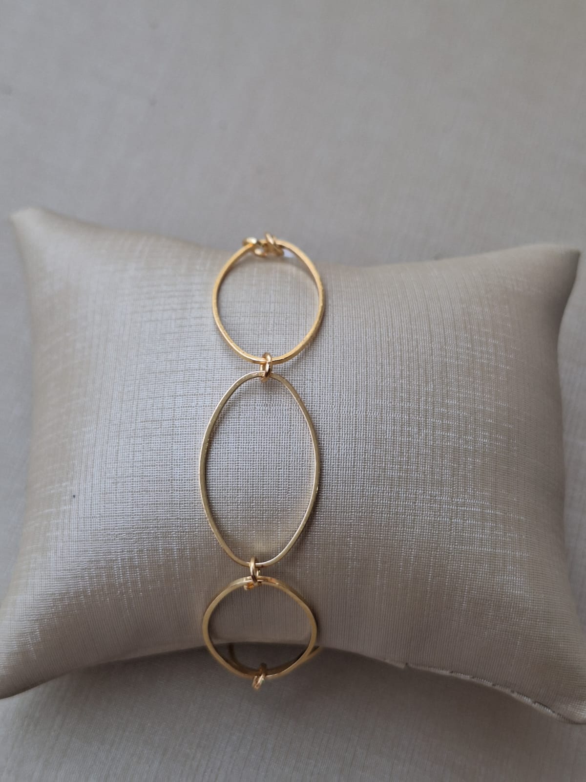 Pulseira de argola, banhada a ouro 18k e com verniz antialérgico ✨💫.