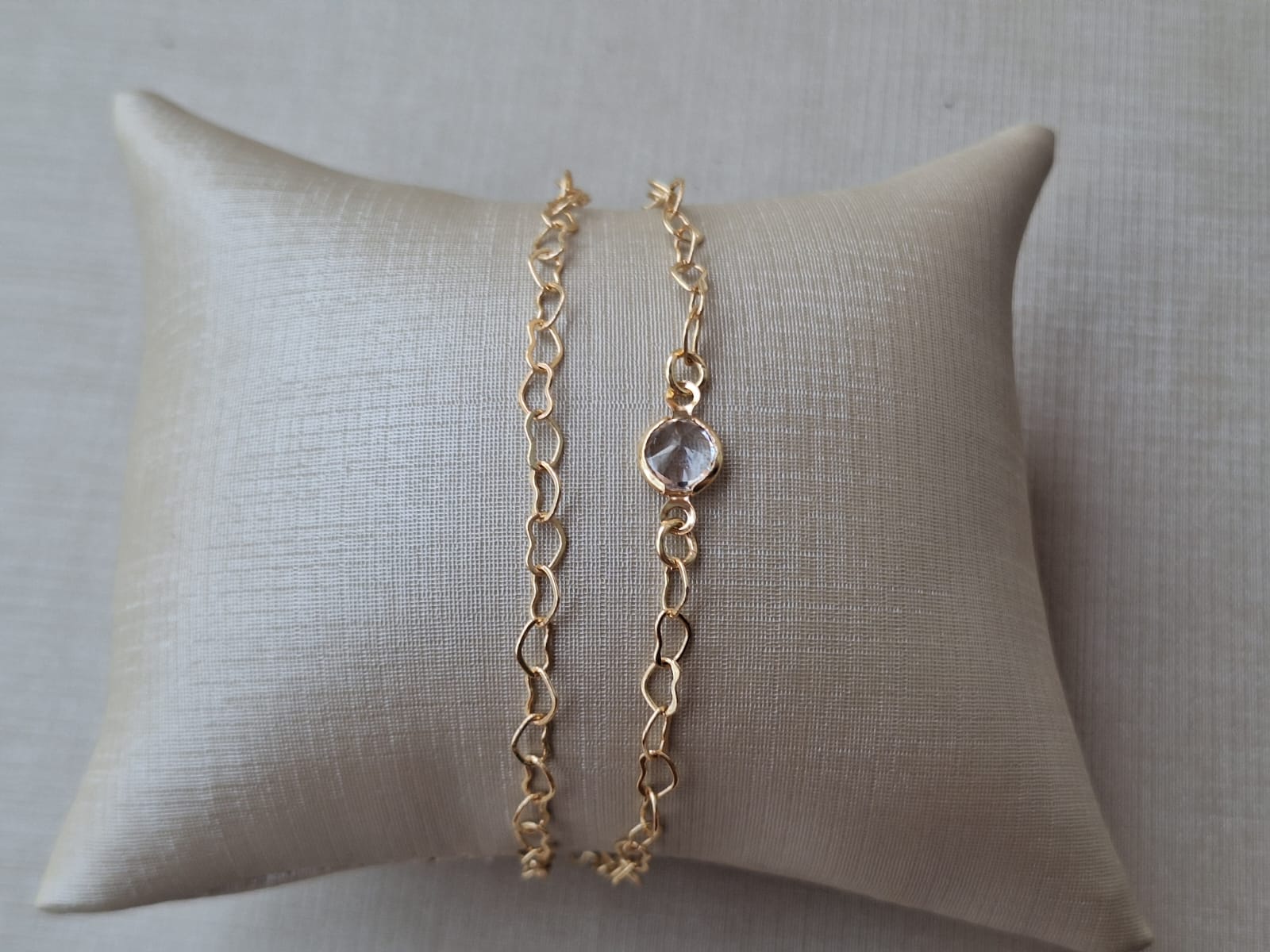 Pulseira dupla com corrente de coração e ponto de luz, banhada a ouro 18k e com verniz antialérgico 💖✨.