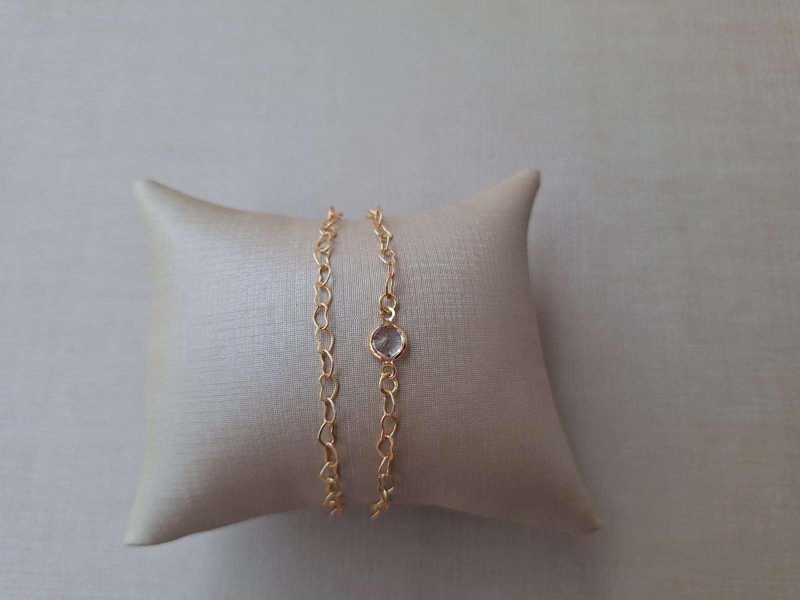 Pulseira dupla com corrente de coração e ponto de luz, banhada a ouro 18k e com verniz antialérgico 💖✨.