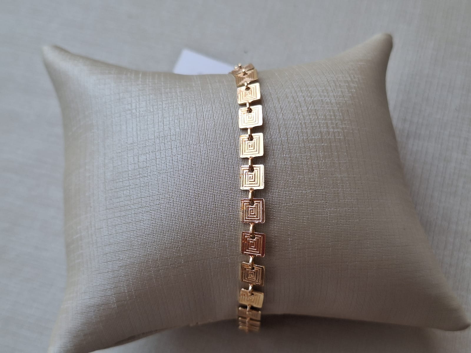 Pulseira quadriculada, banhada a ouro 18k e com verniz antialérgico ✨🔲.