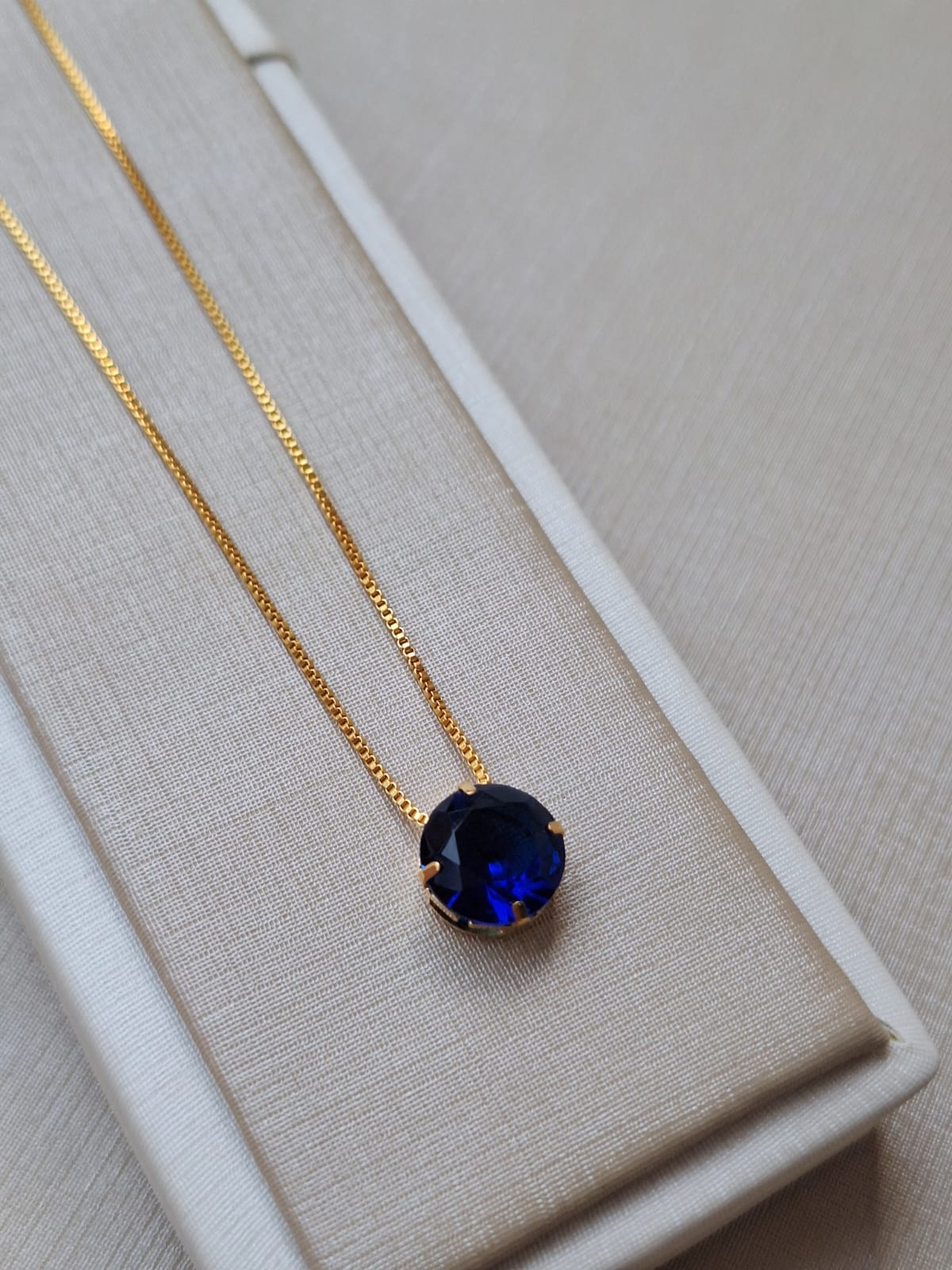 Conjunto de safira, banhado a ouro 18k e com verniz antialérgico 💙✨.