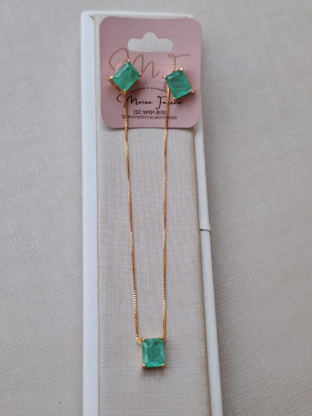 Conjunto de esmeralda, banhado a ouro 18k e com verniz antialérgico 💚✨.