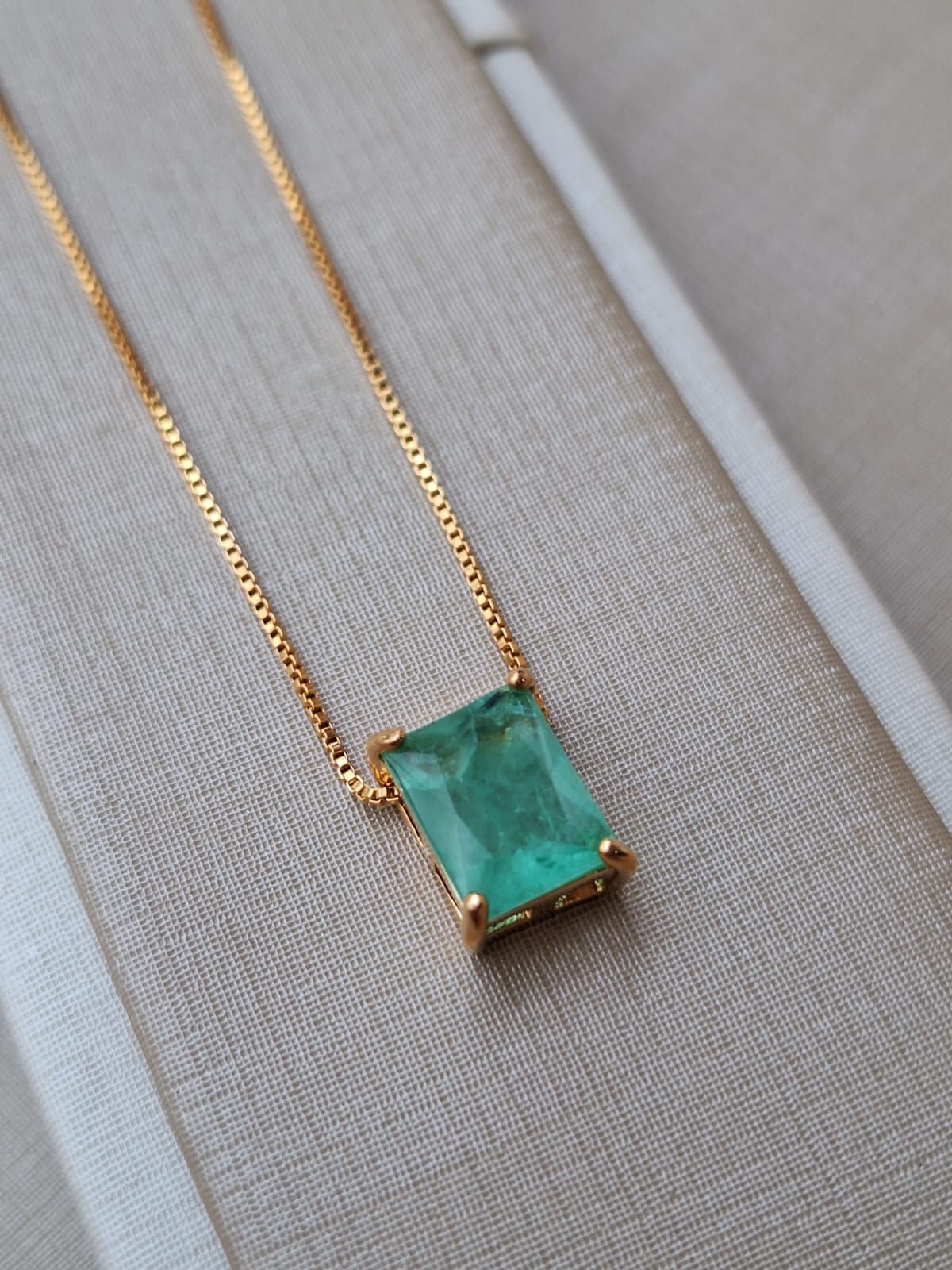 Conjunto de esmeralda, banhado a ouro 18k e com verniz antialérgico 💚✨.