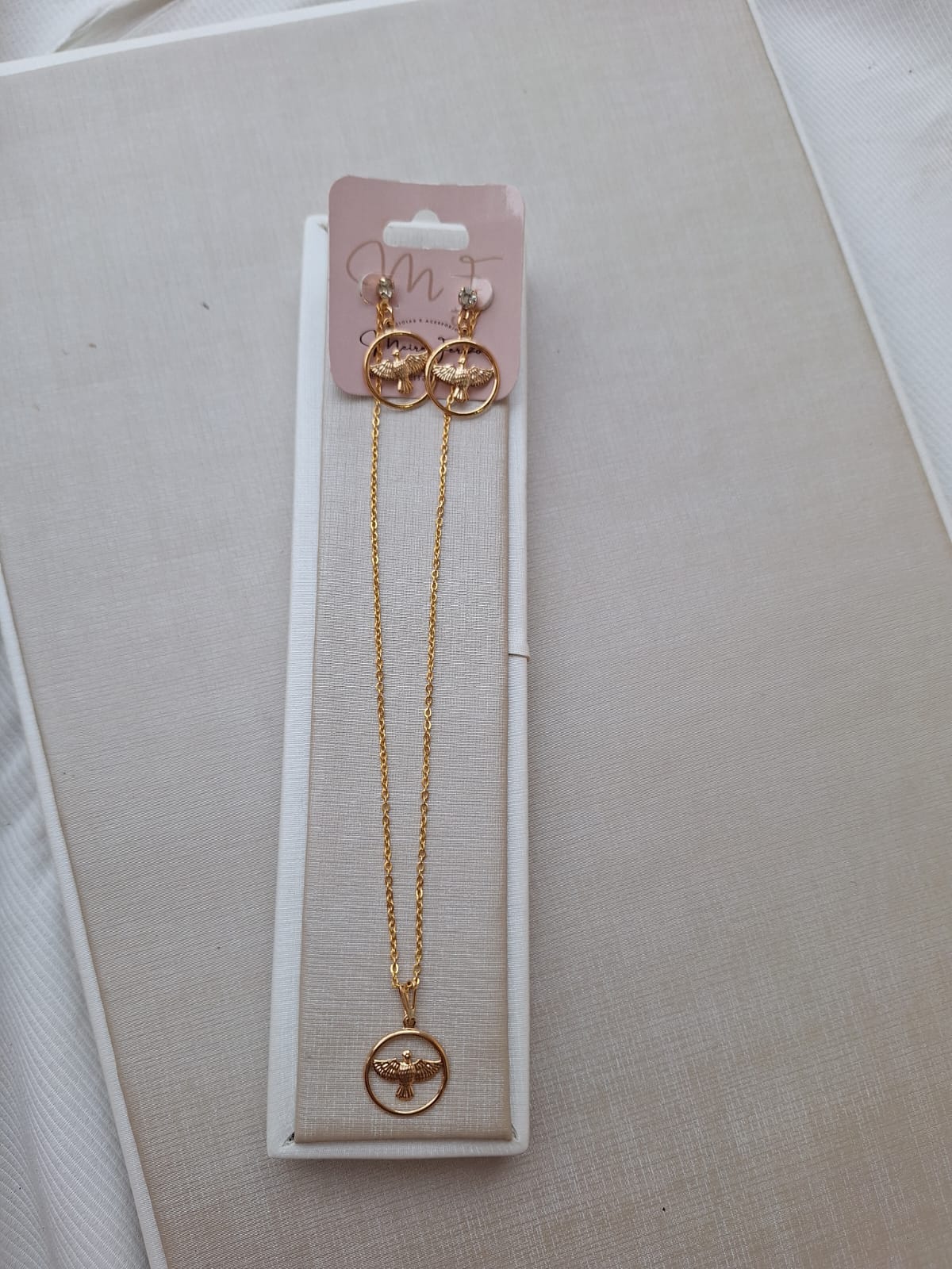 Conjunto do Espírito Santo, banhado a ouro 18k e com verniz antialérgico ✨