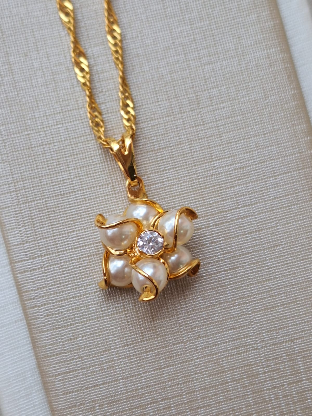 Conjunto Flor de Pérolas Banhado a Ouro 18K