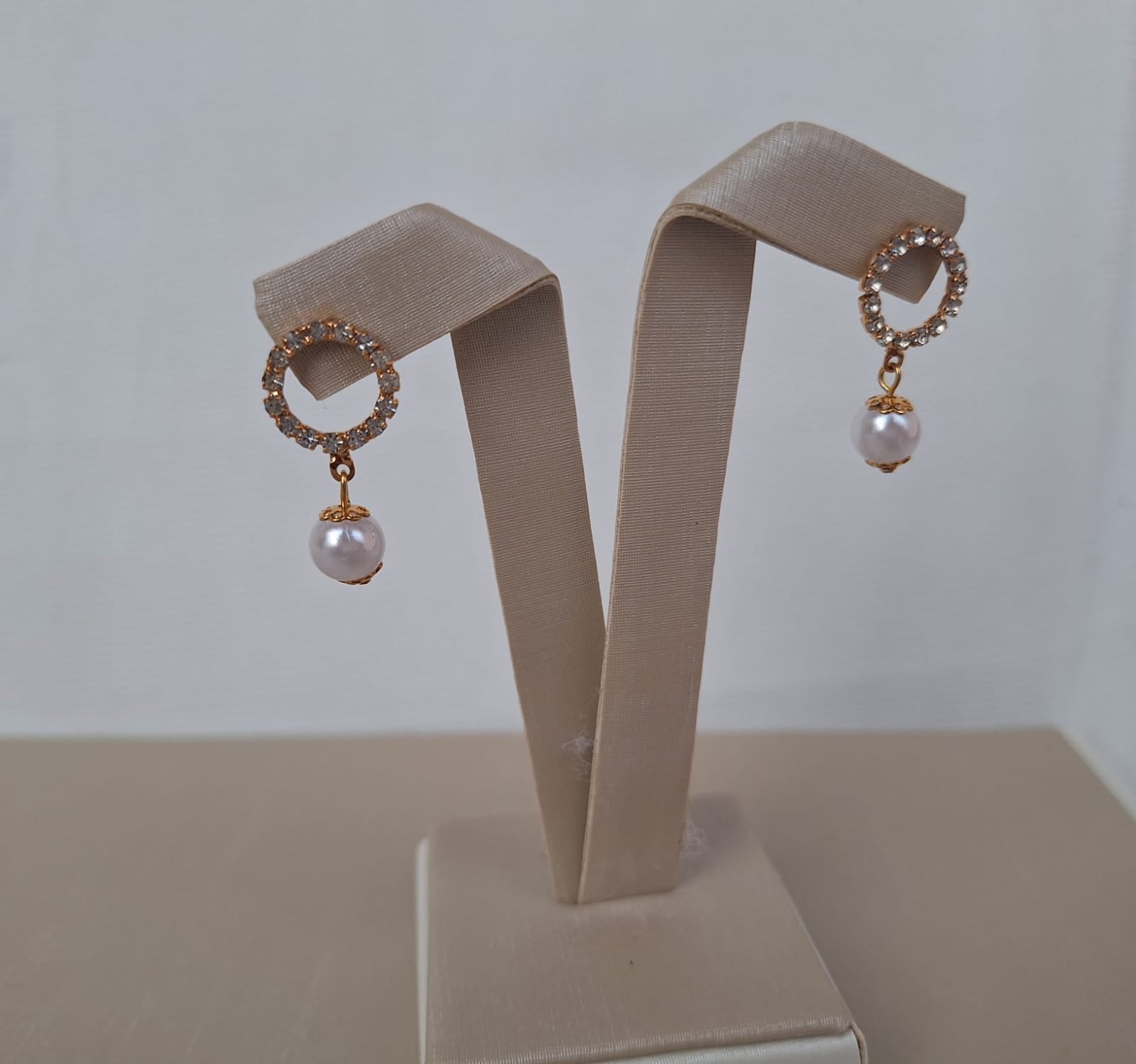 Brinco de argola cravejado em zircônia com pingo de luz, banhado a ouro 18k e com verniz antialérgico ✨