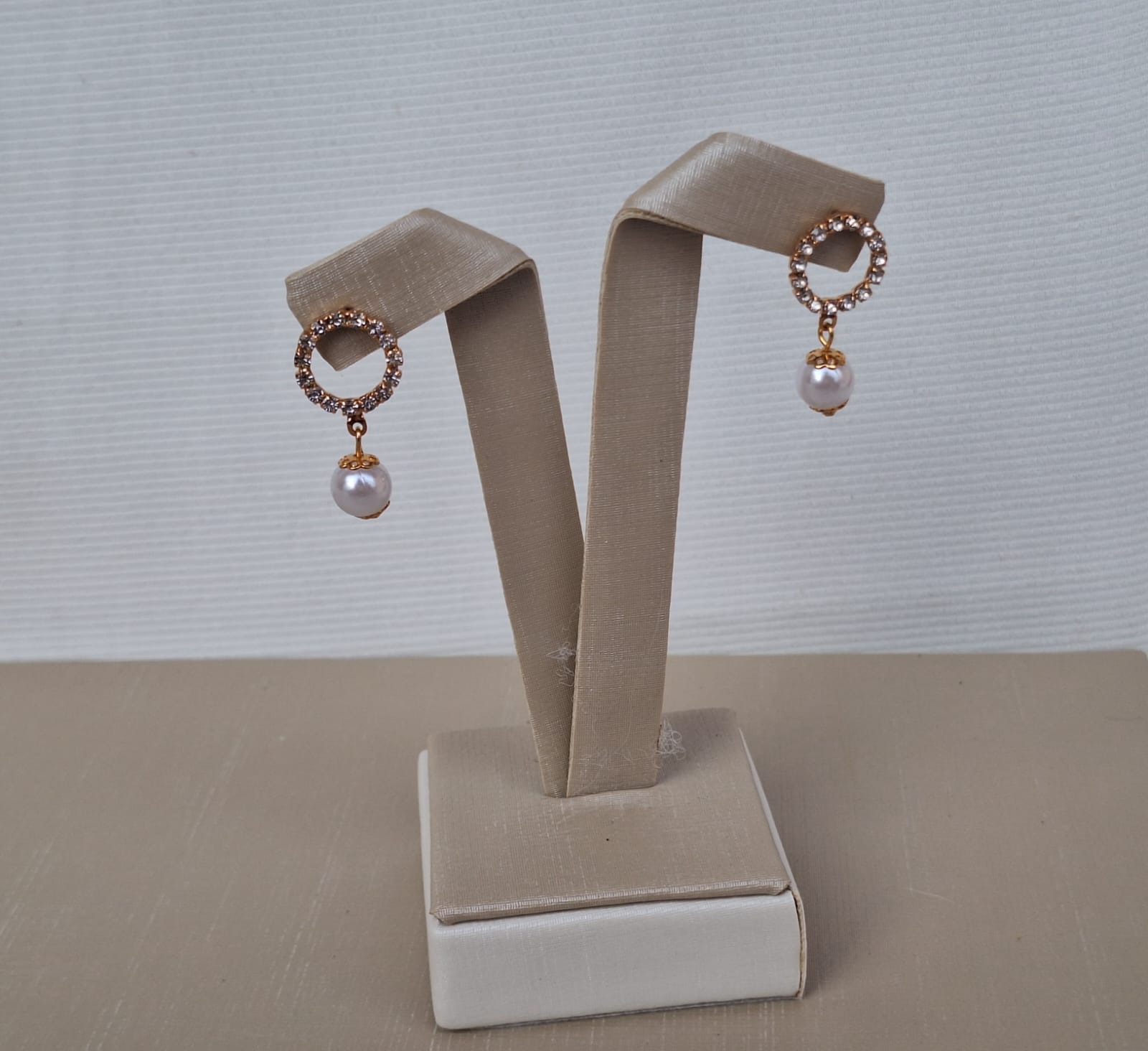 Brinco de argola cravejado em zircônia com pingo de luz, banhado a ouro 18k e com verniz antialérgico ✨