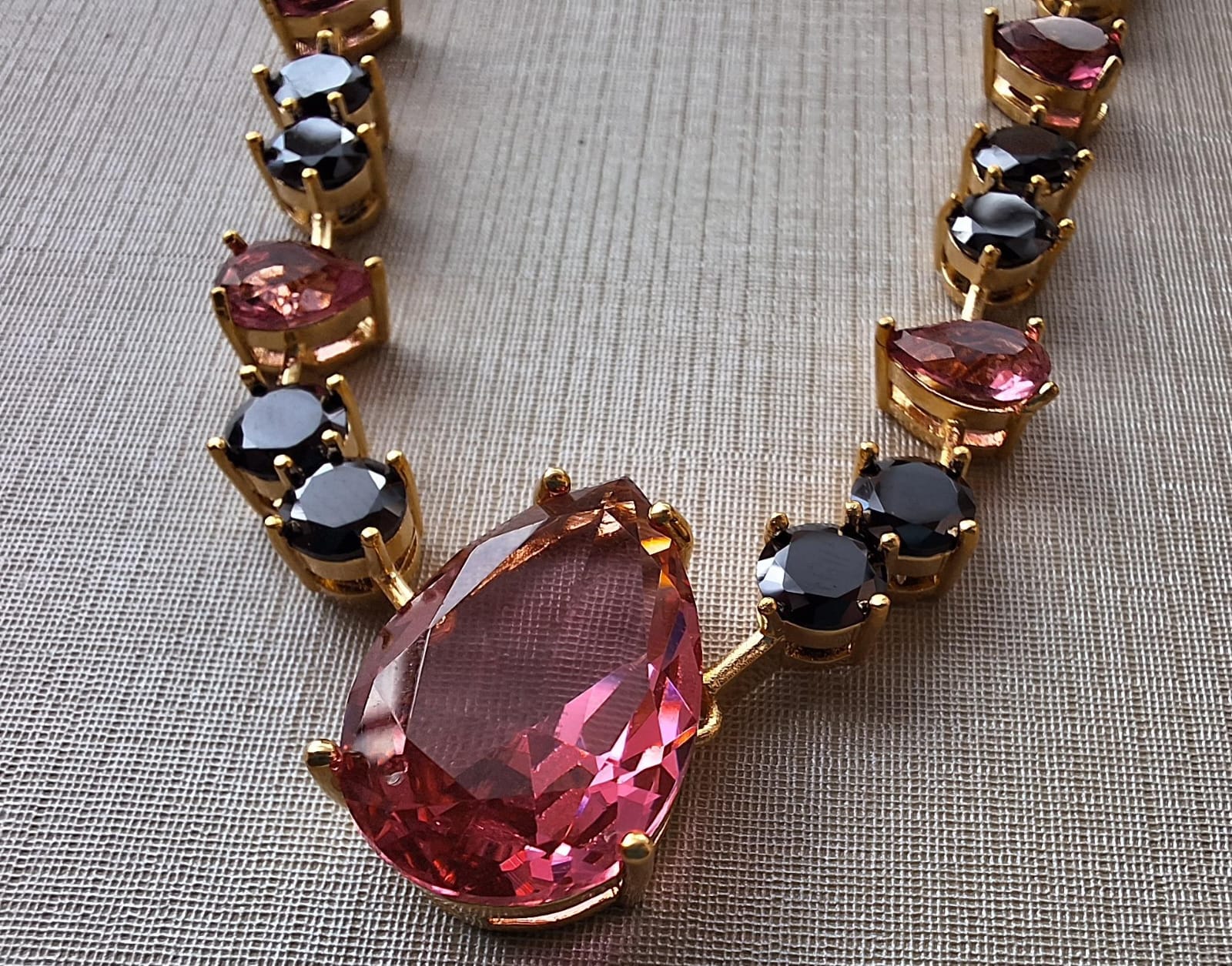 Choker de Rubi banhado a ouro 18k e verniz antialérgico, com zircônia colorida