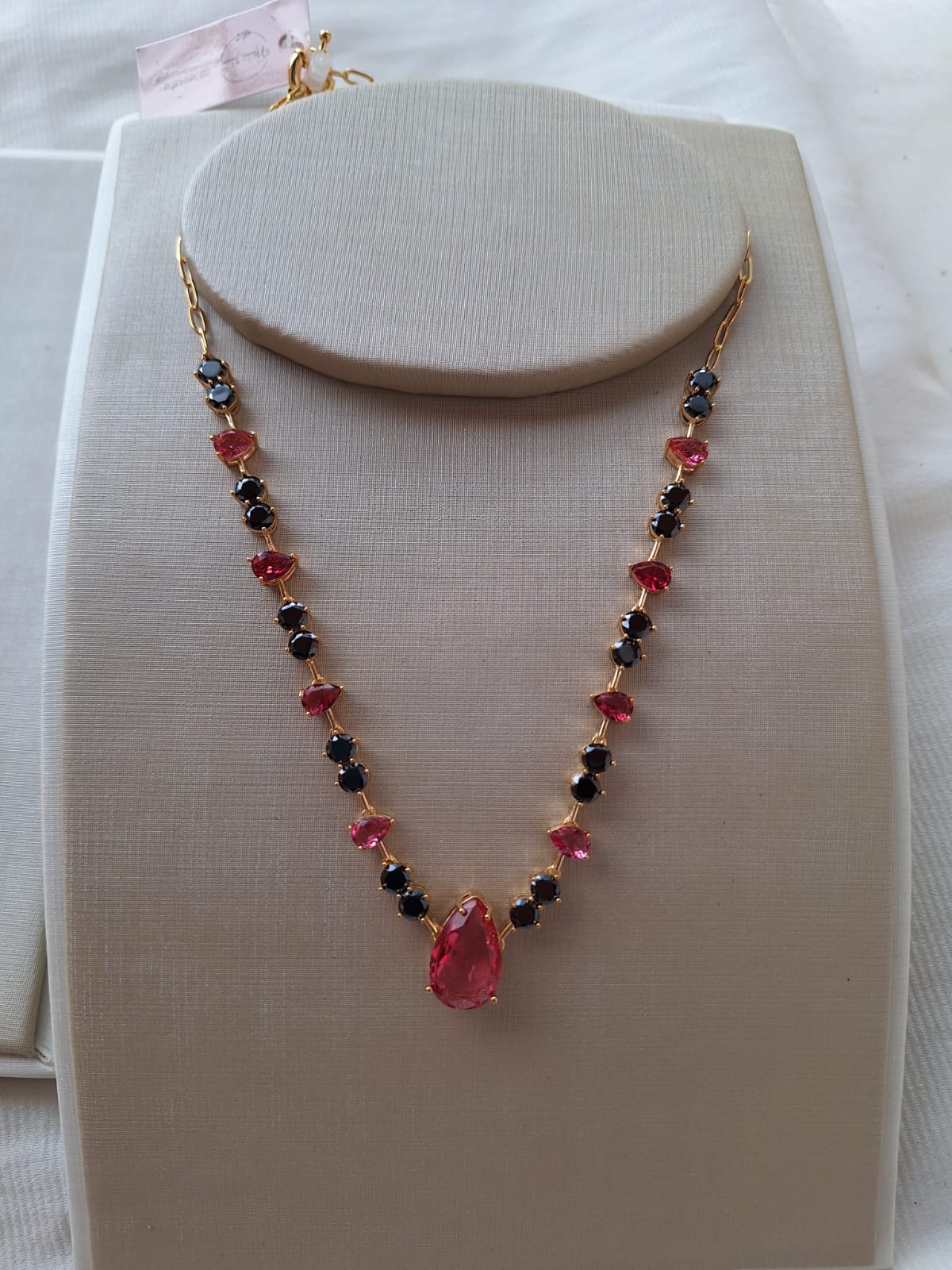 Choker de Rubi banhado a ouro 18k e verniz antialérgico, com zircônia colorida