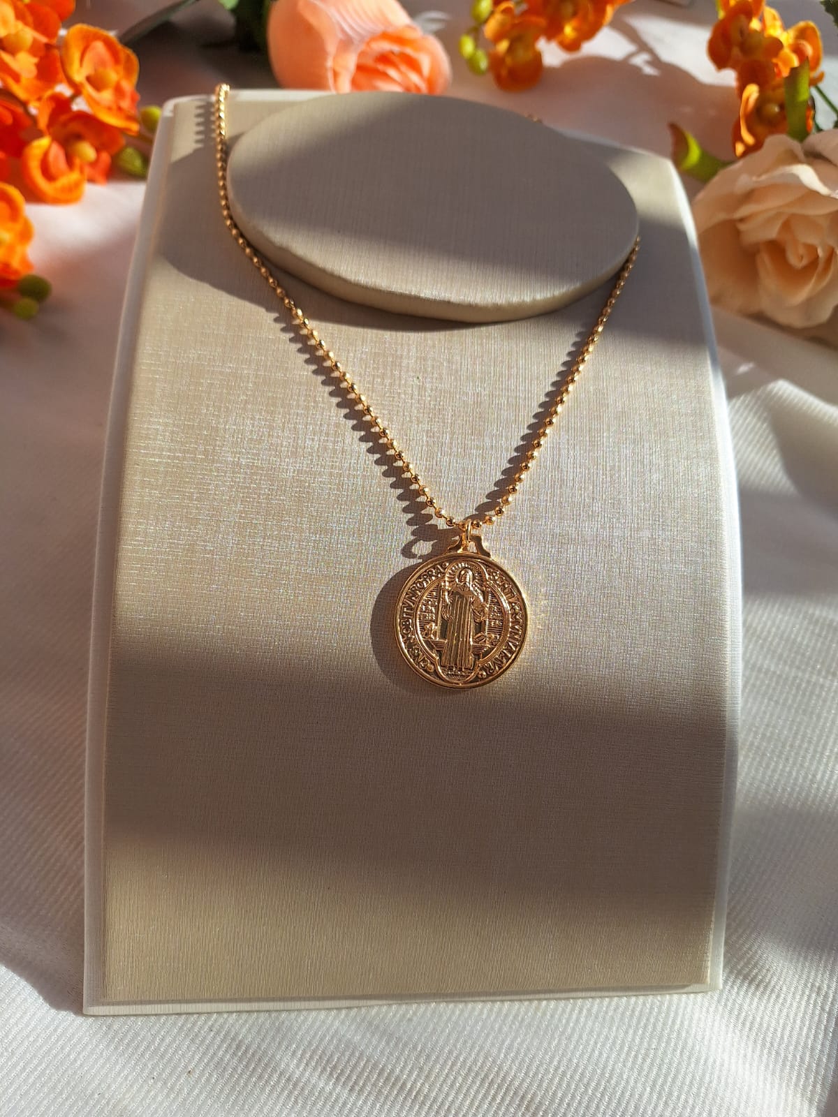 Colar de São Bento, banhado a ouro 18k e com verniz antialérgico ✝️✨.