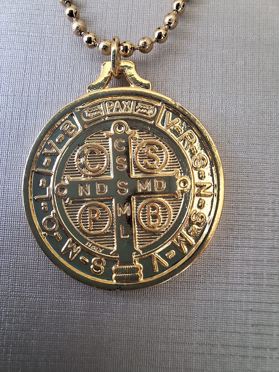 Colar de São Bento, banhado a ouro 18k e com verniz antialérgico ✝️✨.