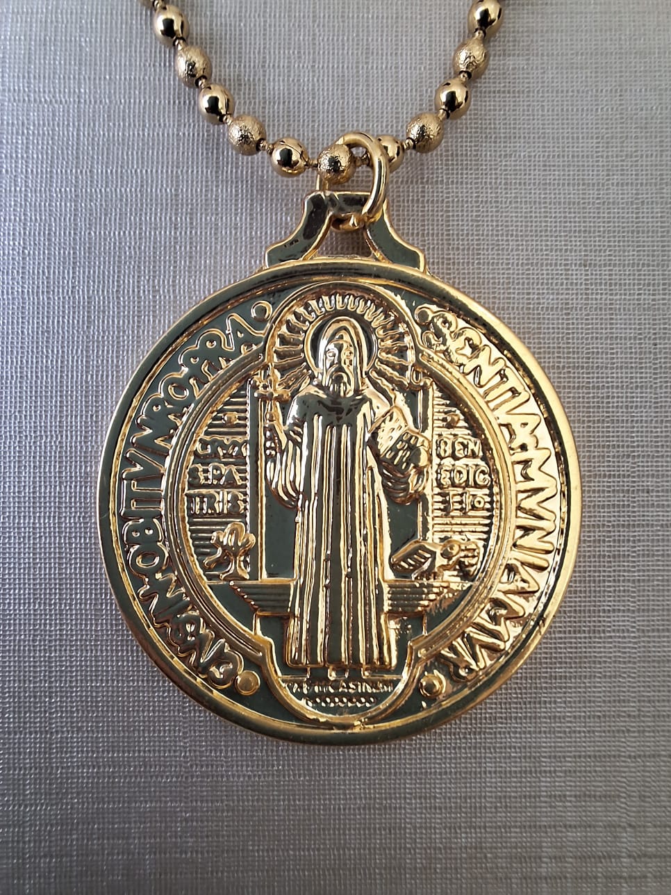 Colar de São Bento, banhado a ouro 18k e com verniz antialérgico ✝️✨.