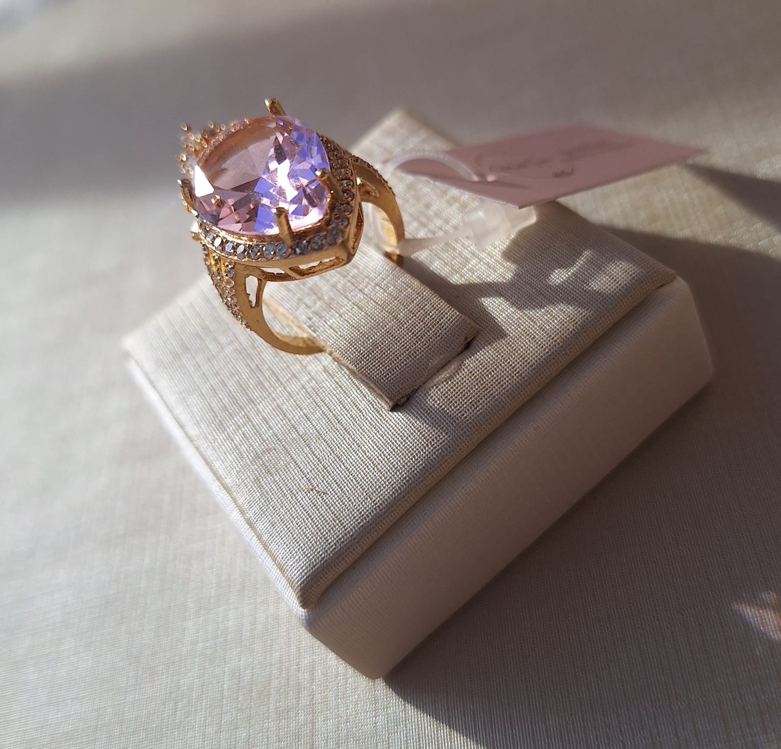 Anel tríplice coroa, cravejado em zircônia, banhado a ouro 18k e com verniz antialérgico 👑✨.