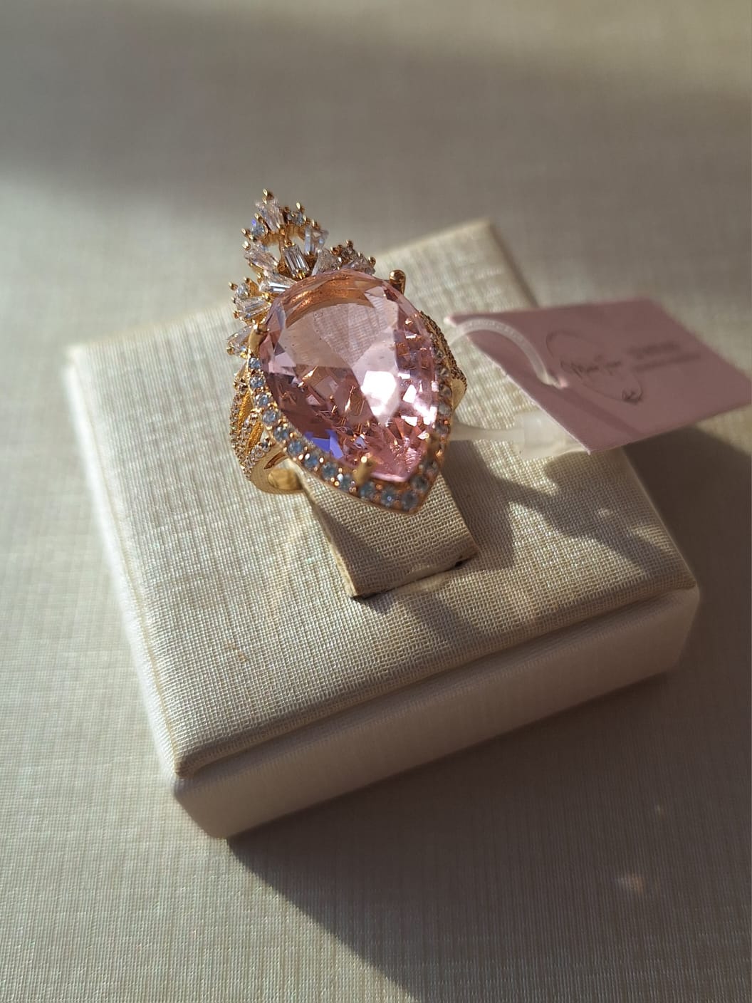 Anel tríplice coroa, cravejado em zircônia, banhado a ouro 18k e com verniz antialérgico 👑✨.