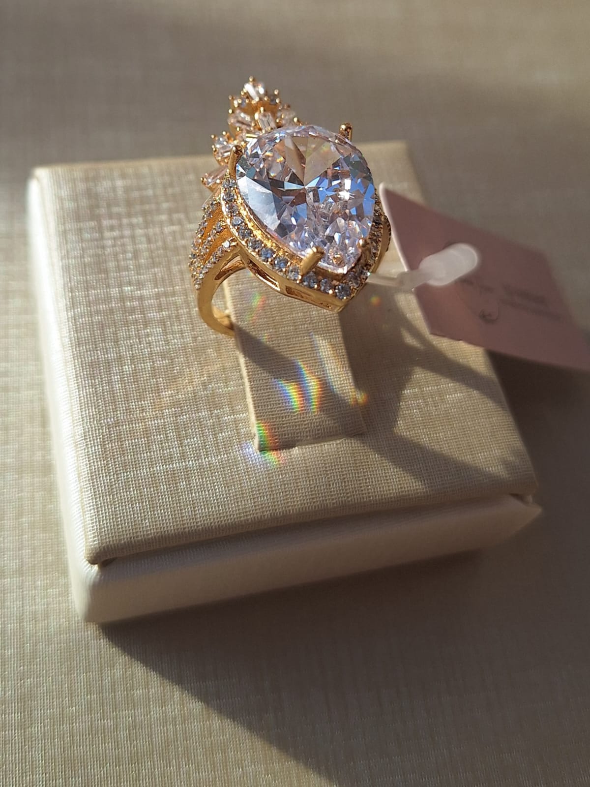 Anel tríplice coroa, cravejado em zircônia, banhado a ouro 18k e com verniz antialérgico 👑✨.