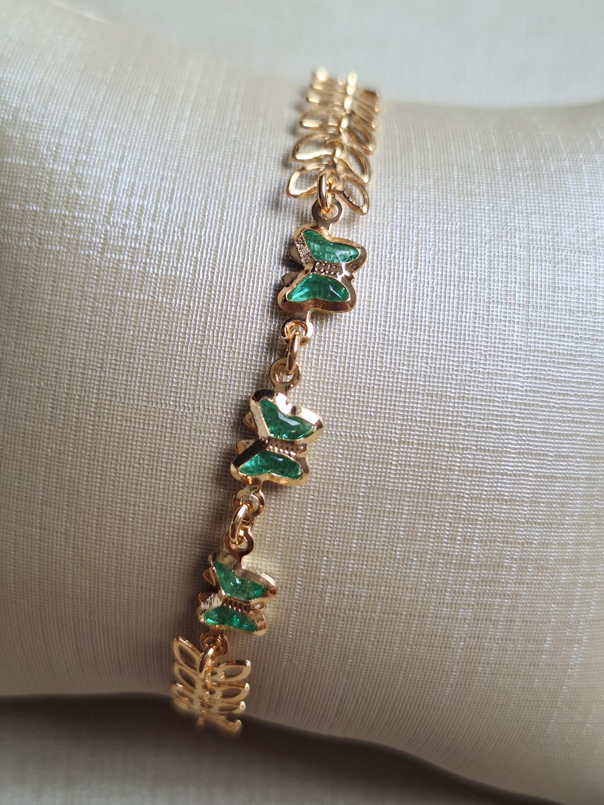 Pulseira de borboleta de esmeralda, banhada a ouro 18k e com verniz antialérgico 🦋💚.