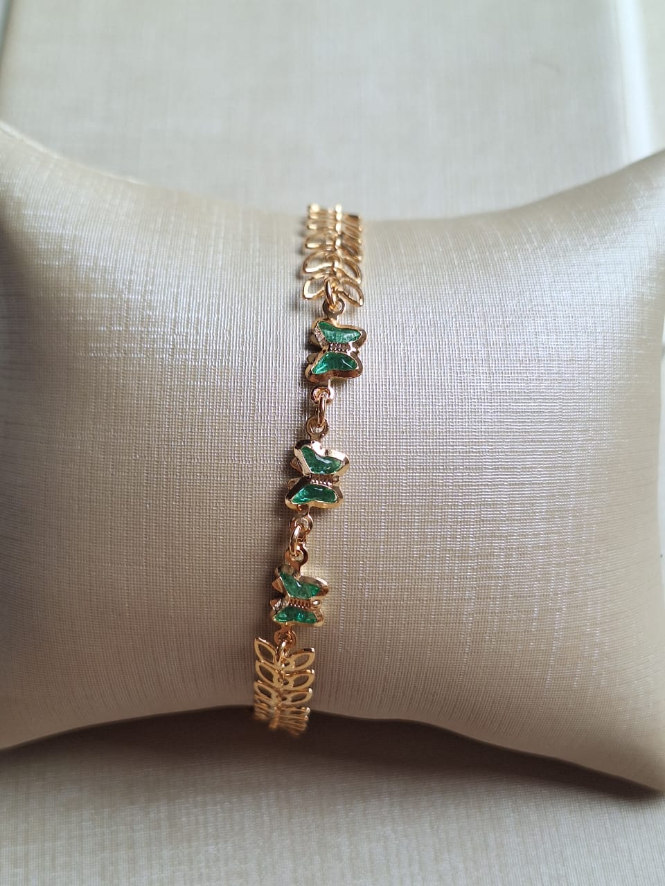 Pulseira de borboleta de esmeralda, banhada a ouro 18k e com verniz antialérgico 🦋💚.