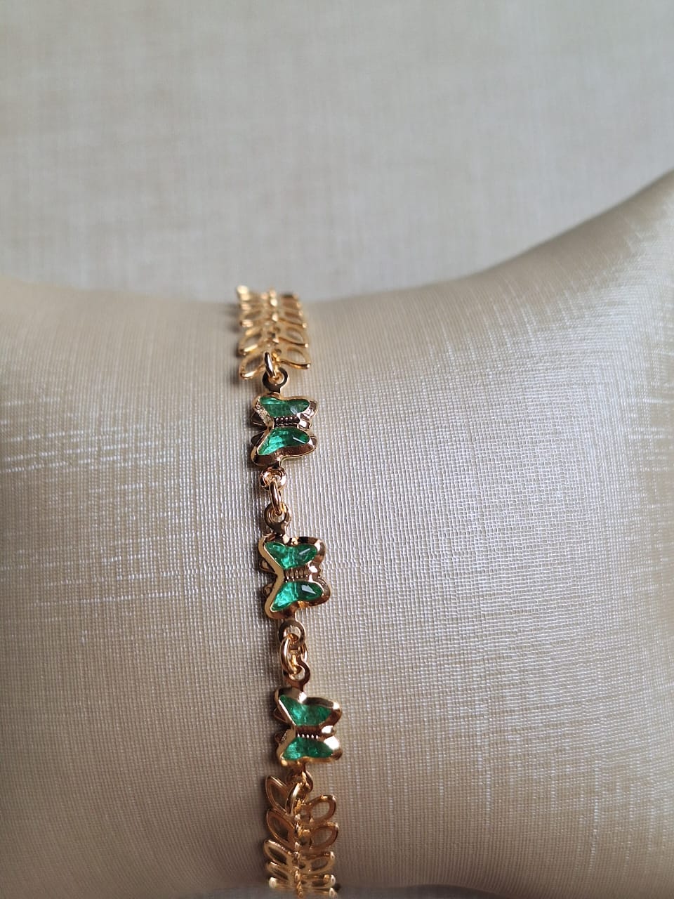 Pulseira de borboleta de esmeralda, banhada a ouro 18k e com verniz antialérgico 🦋💚.