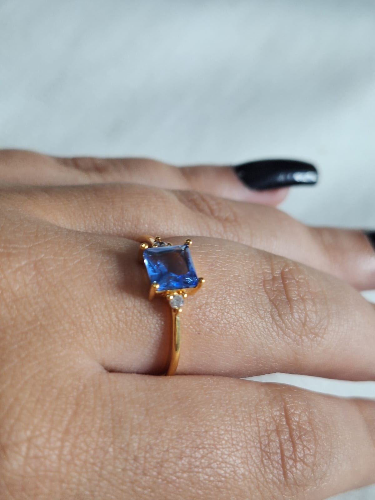 Anel de safira, banhado a ouro 18k e com verniz antialérgico 💙✨.