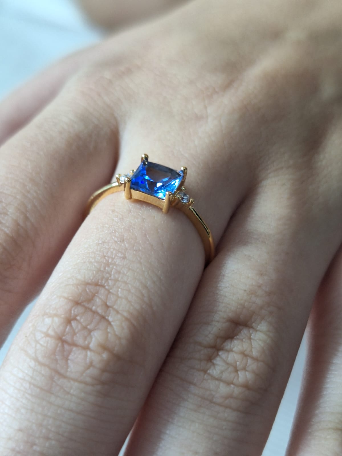 Anel de safira, banhado a ouro 18k e com verniz antialérgico 💙✨.