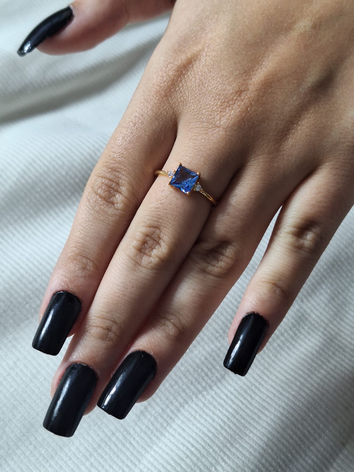 Anel de safira, banhado a ouro 18k e com verniz antialérgico 💙✨.
