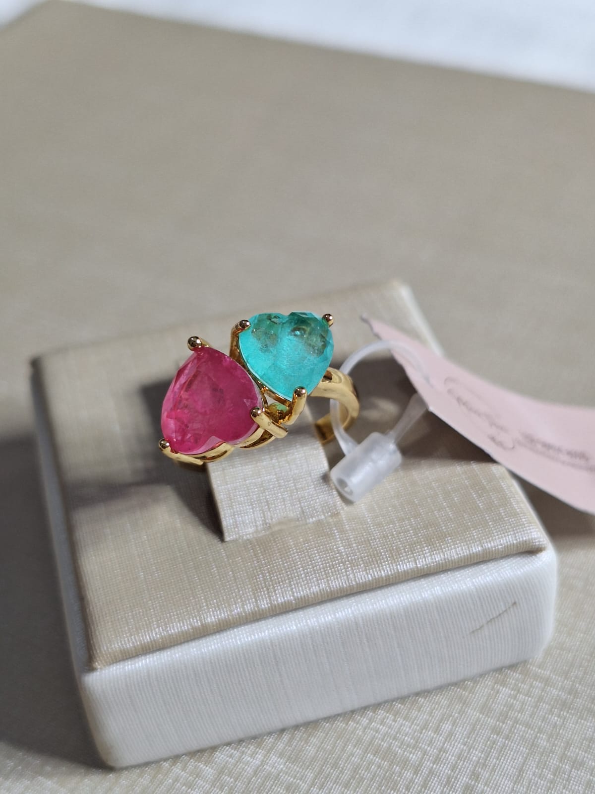 Anel de safira e zircônia colorida, duplo de coração, banhado a ouro 18k e com verniz antialérgico 💙❤️✨.