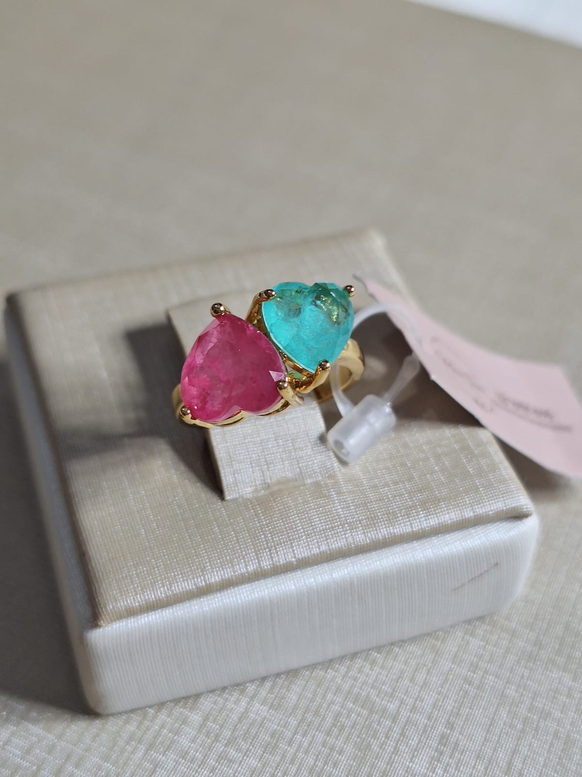 Anel de safira e zircônia colorida, duplo de coração, banhado a ouro 18k e com verniz antialérgico 💙❤️✨.