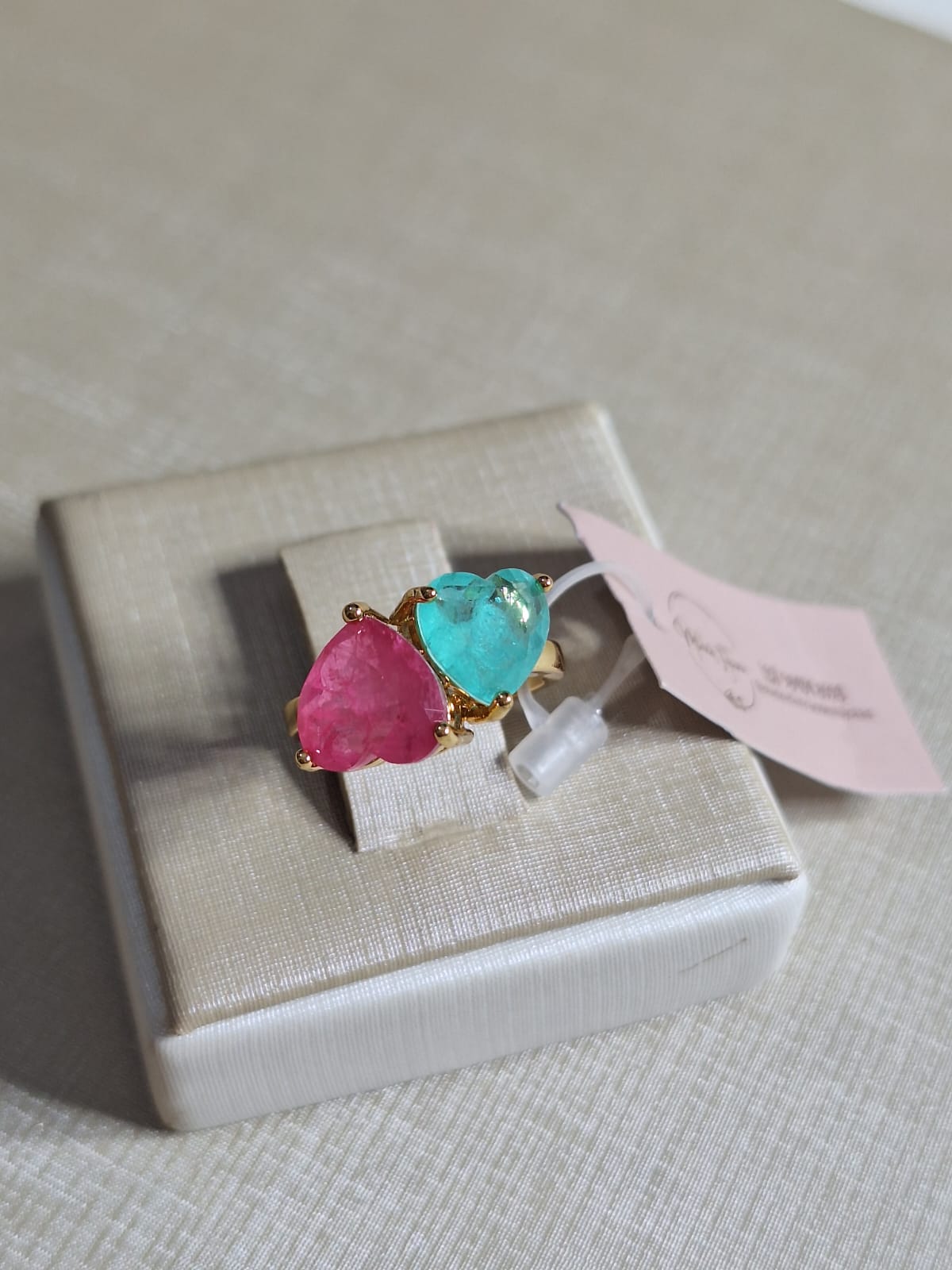 Anel de safira e zircônia colorida, duplo de coração, banhado a ouro 18k e com verniz antialérgico 💙❤️✨.