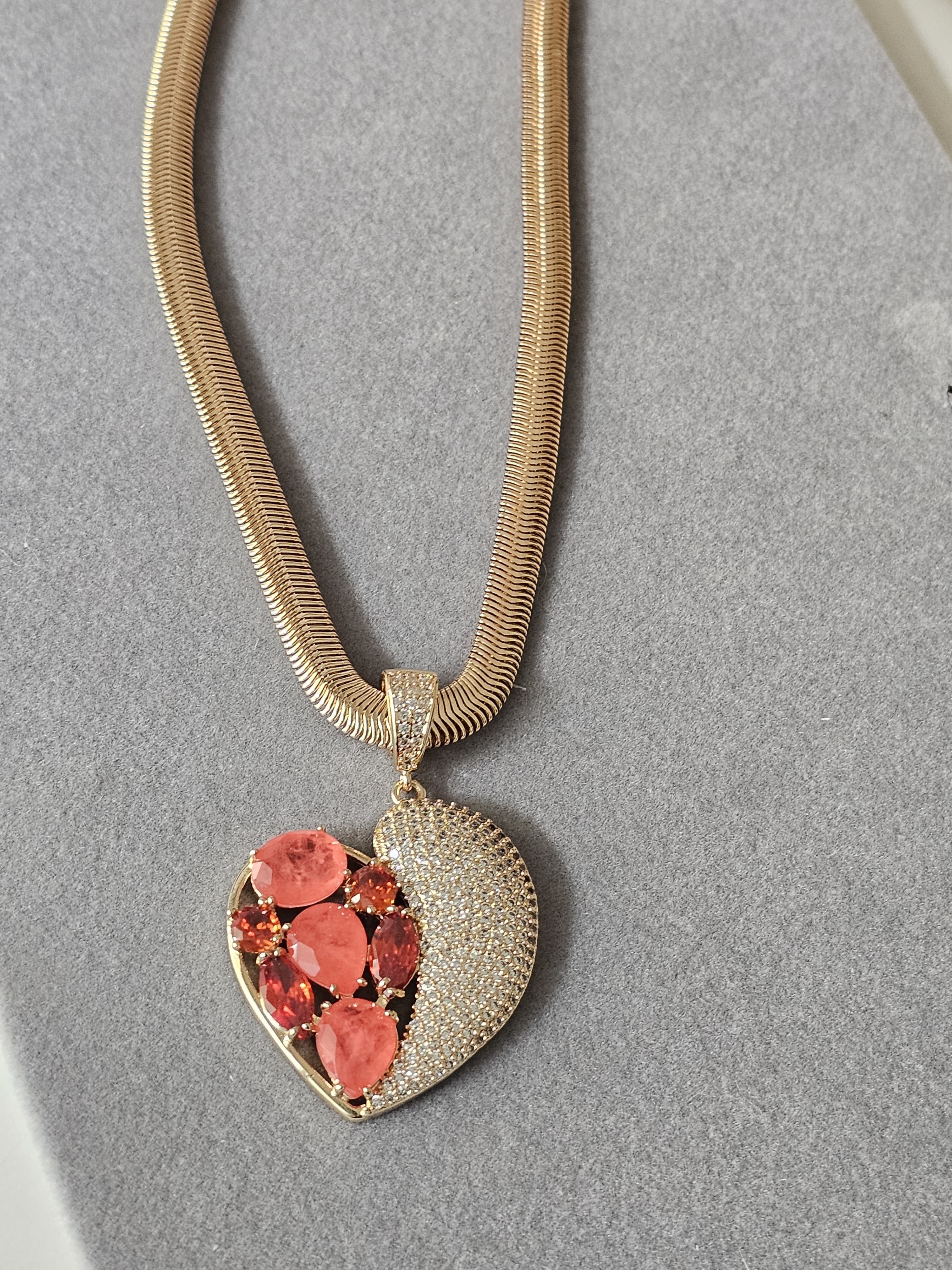 Colar Coração Cravejado em rubi: Brilho e Amor em Cada Detalhe ✨