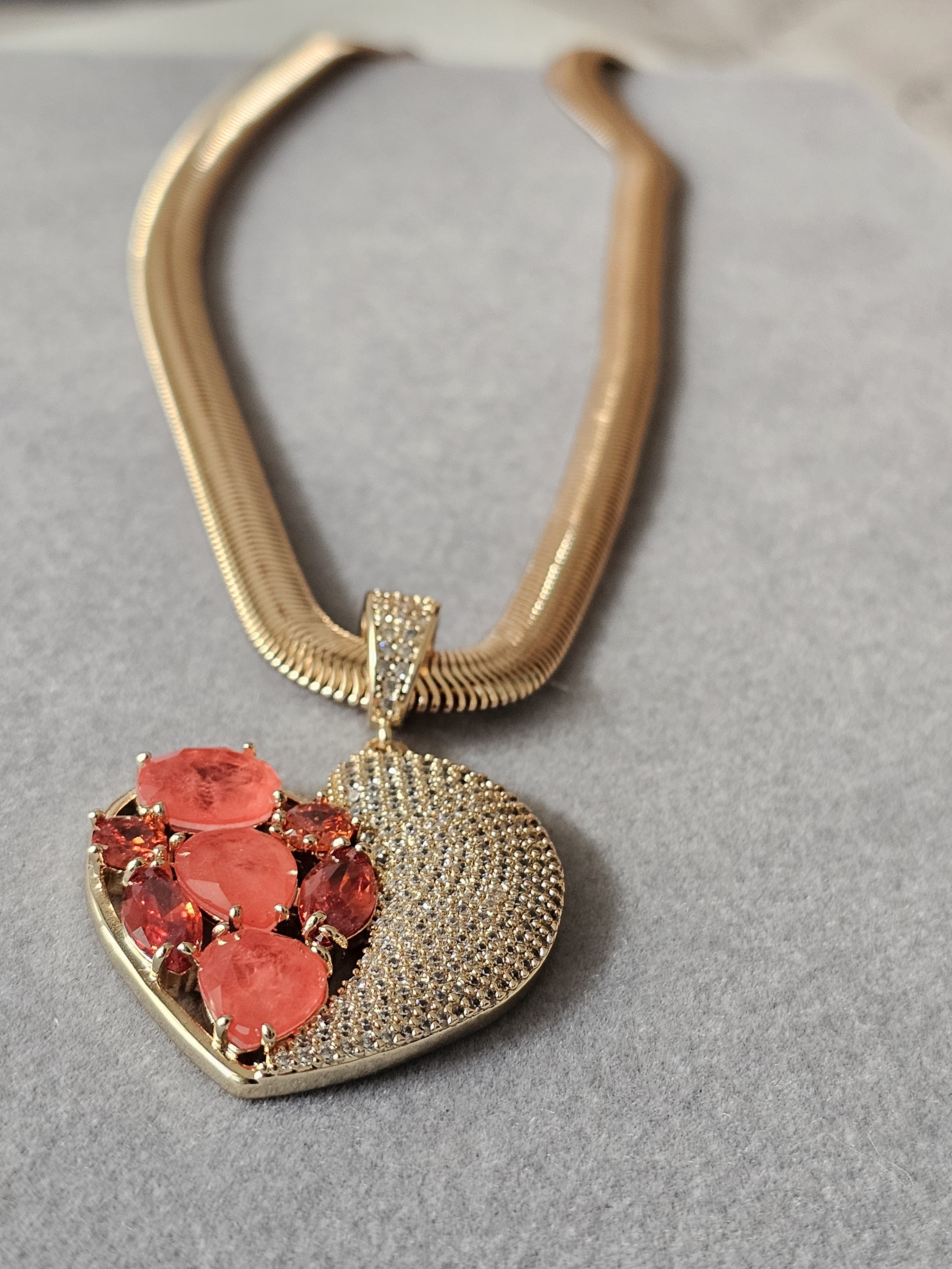 Colar Coração Cravejado em rubi: Brilho e Amor em Cada Detalhe ✨